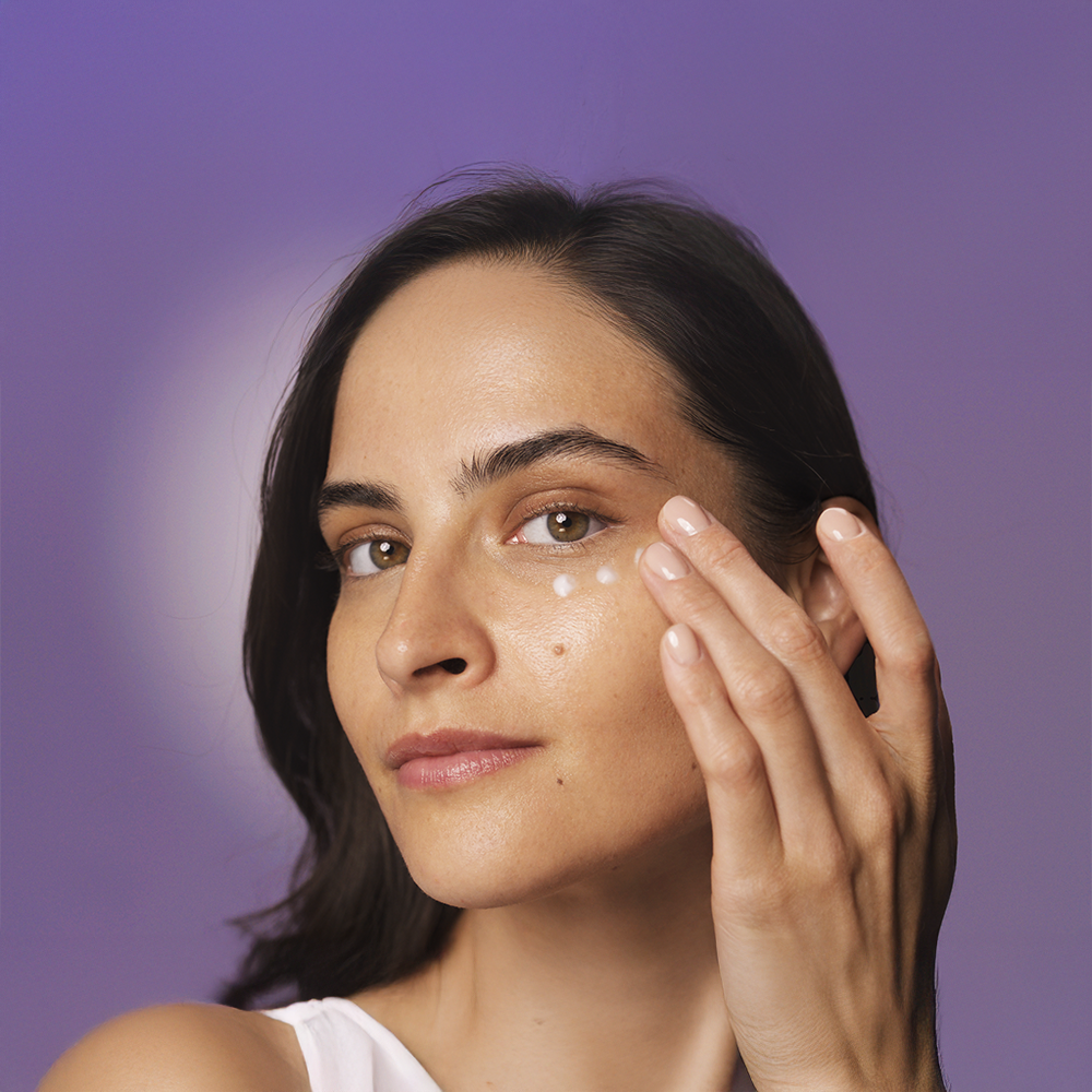 li-person-with-herbalife-skin-nourishing-eye-cream Herbalife HL/Skin Besleyici Göz Kremi 15 ml - Görsel 2